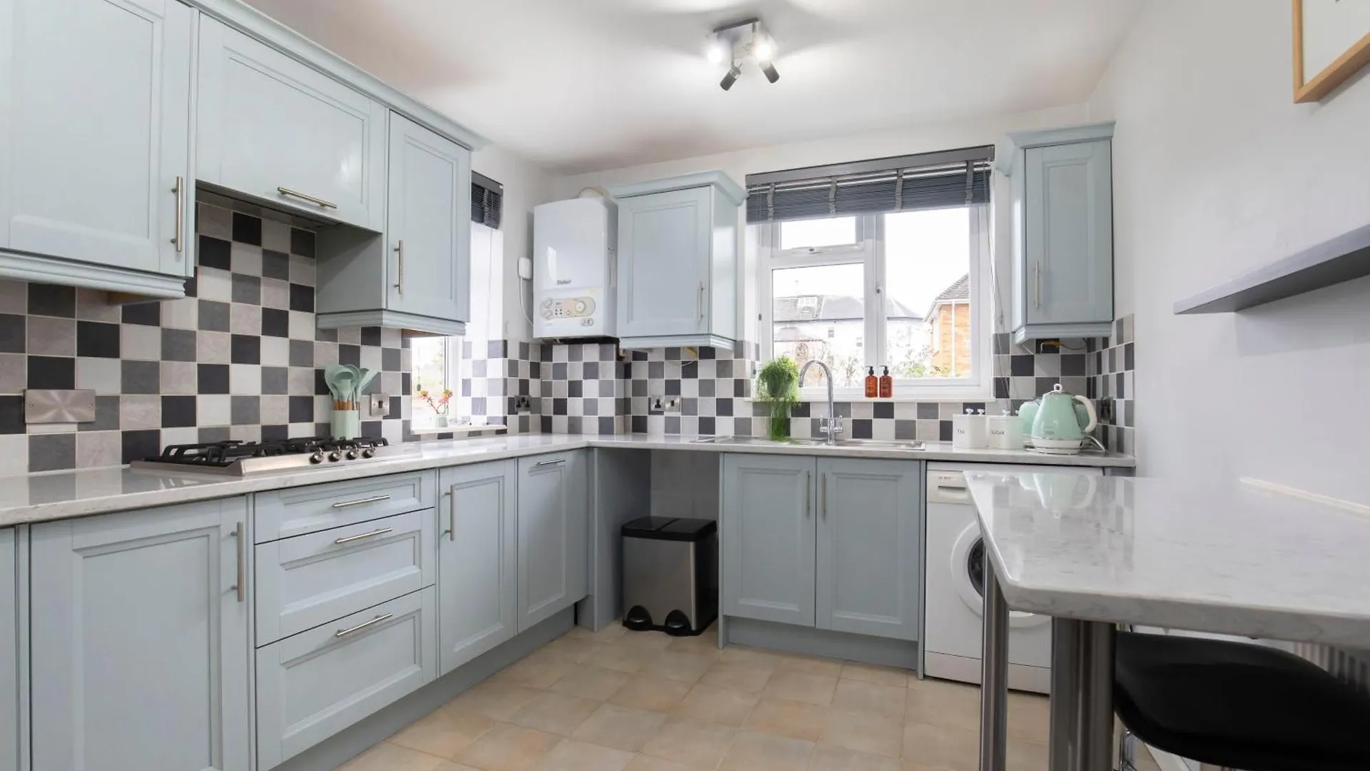 Central 1 Bedroom Apartment With Parking GLOUCESTERSHIRE 0*,  United Kingdom